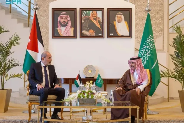 Saudi Minister of Foreign Affairs Prince Faisal bin Farhan bin Abdullah met with Ayman Safadi, Deputy Prime Minister and Minister of Foreign Affairs and Expatriates of Jordan. (SPA)