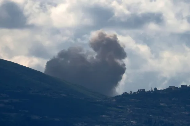 يتصاعد الدخان من قرية كفركلا بجنوب لبنان بعد غارات إسرائيلية (إ.ب.أ)