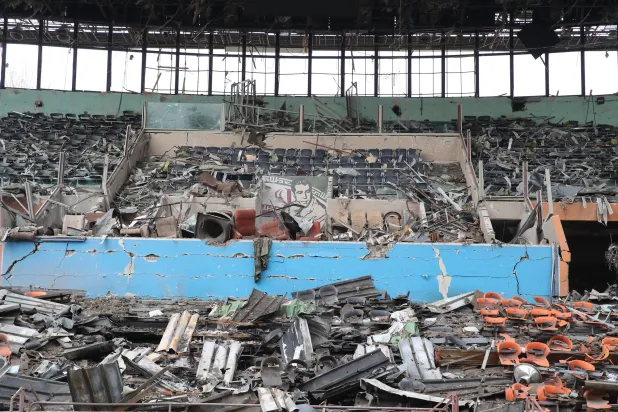 صفوف من المقاعد المدمرة بين أنقاض الصالة الرياضية المغلقة في مجمع آزادي الرياضي بطهران عقب موجة من الضربات الجوية الأميركية والإسرائيلية التي خلّفت المكان في حالة دمار (د.ب.أ)