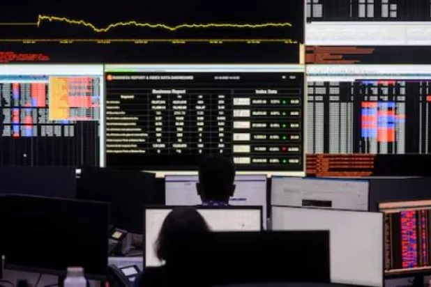 وسطاء الأسهم يتابعون شاشات التداول في بورصة مومباي (رويترز)