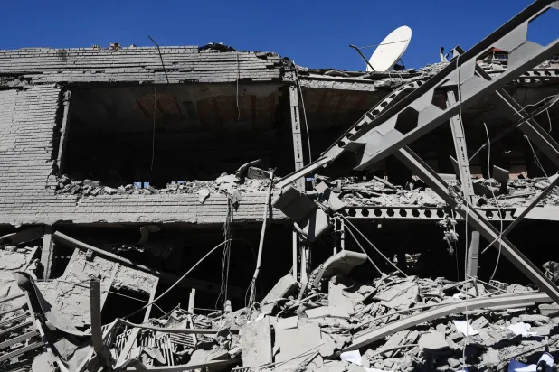 أنقاض مبنى في جامعة شريف للتكنولوجيا تضرر جراء غارة جوية في طهران (رويترز)