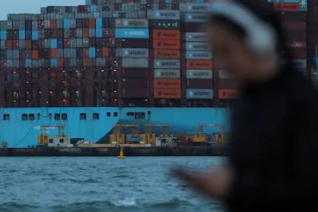 حاويات مكدسة في ميناء الجزيرة الخضراء بمحافظة قادس جنوب إسبانيا (رويترز)