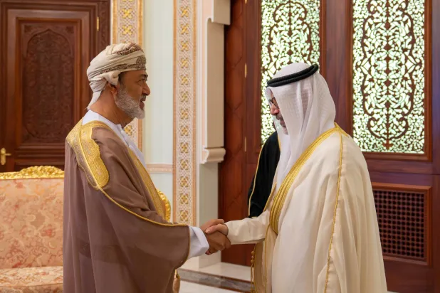 السُّلطان هيثم بن طارق سلطان عُمان لدى استقباله بقصر البركة في مسقط الشيخ جراح جابر الأحمد الصّباح وزير الخارجيّة الكويتي (العمانية)