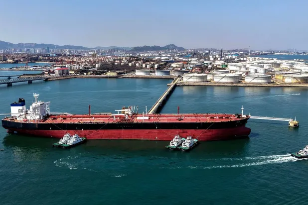 ناقلة نفط عملاقة راسية في ميناء بمدينة قينغداو الصينية (أ.ف.ب)