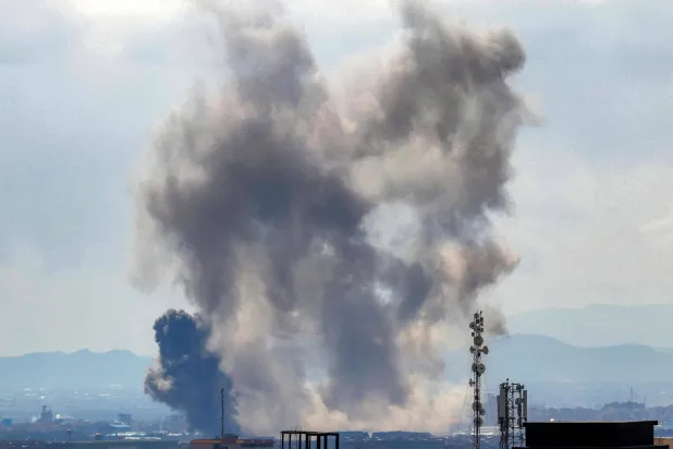 صاعد الدخان عقب الغارات الجوية على طهران الثلاثاء (أ.ف.ب)