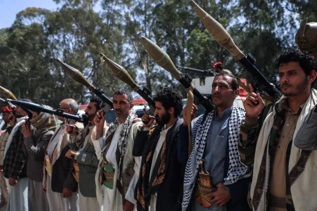 مسلحون حوثيون بصنعاء خلال مشاركتهم في وقفة للتضامن مع إيران (أ.ف.ب)