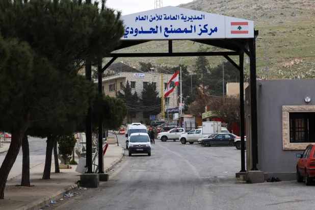 مركبات تتجمع بالقرب من نقطة التفتيش الحدودية اللبنانية السورية المغلقة وسط تصاعد الأعمال العدائية بين إسرائيل و«حزب الله» بالقرب من المصنع بلبنان (رويترز)