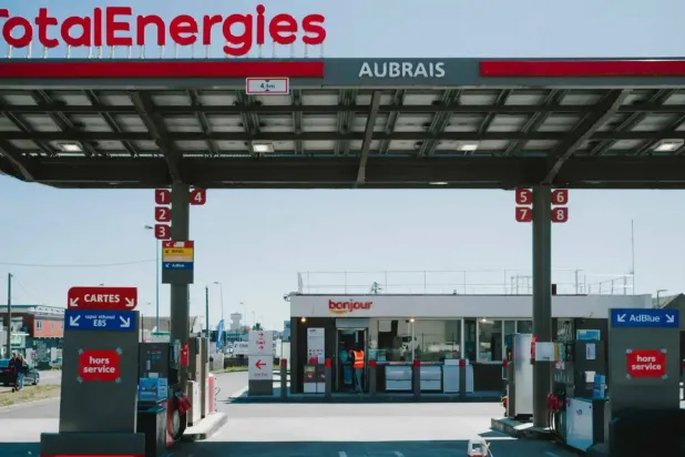 محطة وقود تابعة لـ«توتال» في فرنسا تحمل لافتة «خارج الخدمة» (أ.ف.ب)