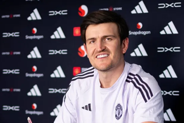 ماغواير لحظة توقيع عقده الجديد (نادي مانشستر يونايتد)