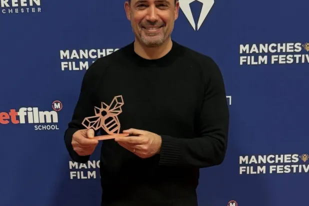 ظافر محتفلاً بجائزة أفضل مخرج في «مهرجان مانشستر السينمائي الدولي» (حسابه على إنستغرام)