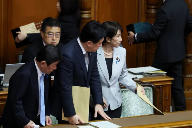 رئيسة وزراء اليابان ساناي تاكايتشي قبل كلمتها في البرلمان يوم الثلاثاء بالعاصمة طوكيو (رويترز)