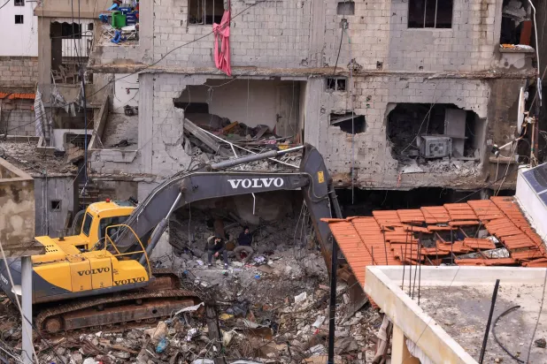 دمار ناتج عن غارة إسرائيلية استهدفت منطقة الجناح بمحيط بيروت (رويترز)