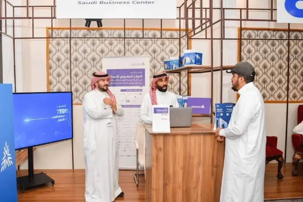 «المركز السعودي للأعمال» يقدِّم خدماته لأحد المراجعين (واس)
