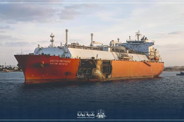 ناقلة الغاز الروسية المتضررة قرب الساحل الليبي في مارس الماضي (بلدية زوارة الليبية)