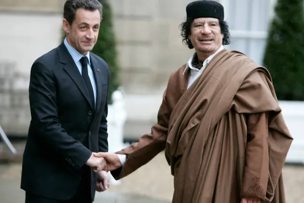 ساركوزي مستقبلاً القذافي في قصر الإليزيه في ديسمبر 2007 (أ.ب)