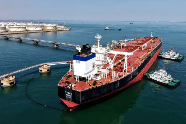 ناقلة نفط راسية في ميناء تشينغداو، بمقاطعة شاندونغ شرقي الصين (أ.ف.ب)