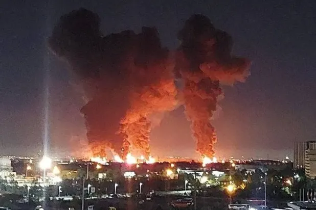  Tahran’ın batısındaki Mehrabad Havalimanı’ndan yükselen alevler ve duman bulutları (Sosyal medya)