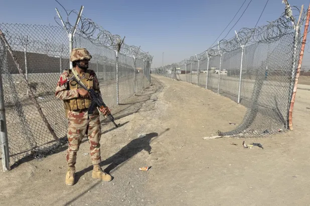 جندي باكستاني يقف حارساً عند الحدود الباكستانية - الأفغانية في تشامان بتاريخ 24 فبراير 2026 (أرشيفية - إ.ب.أ)