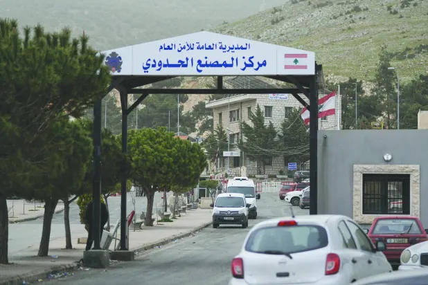 السلطات اللبنانية أخلت مراكز الأمن العام في نقطة المصنع الحدودية مع سوريا (أ.ب)