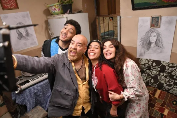 محمد سعد في لقطة مع أبطال الفيلم (الشركة المنتجة)