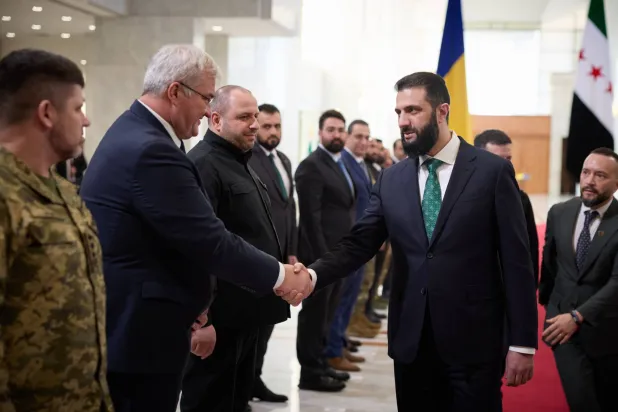 الرئيس السوري أحمد الشرع يصافح وزير الخارجية الأوكراني أندريه سيبيها قبل لقائه الثنائي مع الرئيس الأوكراني فولوديمير زيلينسكي... 5 أبريل (الرئاسة الأوكرانية - د.ب.أ)