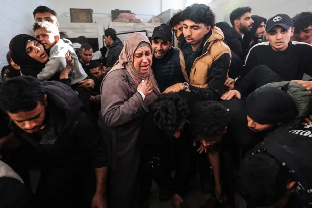 Pazartesi günü Gazze Şeridi’nin orta kesimine düzenlenen İsrail hava saldırısında hayatını kaybeden yakınlarının cenazesini dün Deyr el-Balah’taki Aksa Şehitleri Hastanesi’nden uğurlarken gözyaşlarına boğulan Filistinliler (AFP)