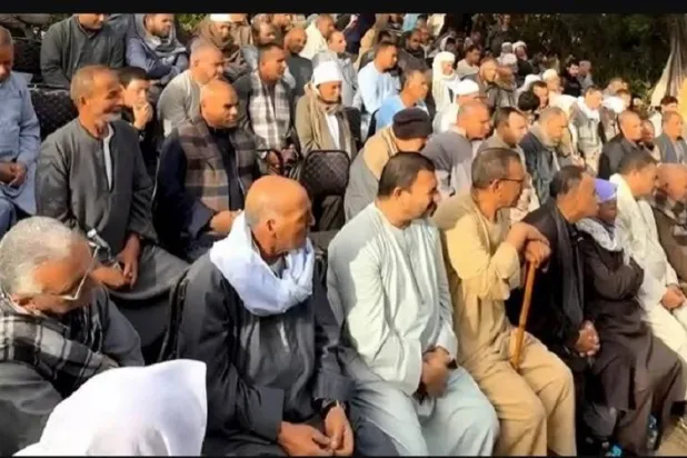 أهالي قرية البسقلون بصعيد مصر خلال التوقيع على وثيقة «تيسير الزواج» (فيسبوك)