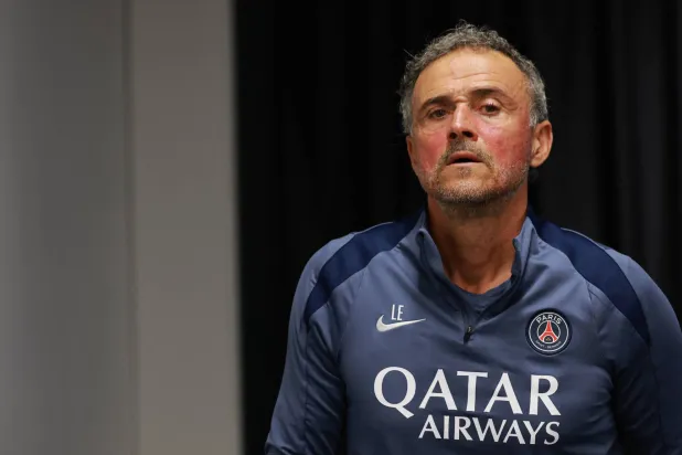 لويس إنريكي مدرب باريس سان جيرمان (رويترز) 