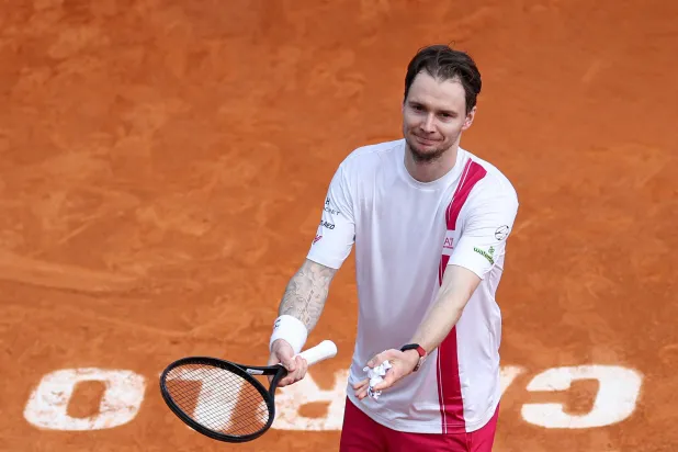 الكازاخي ألكسندر بوبليك يتقدم في مونت كارلو (أ.ف.ب)