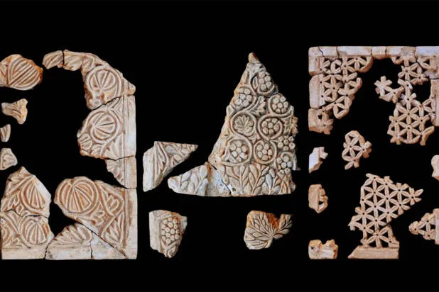 3 ألواح زخرفية من الجص المنحوت مصدرها موقع «قصر الحير الشرقي» في البادية السورية