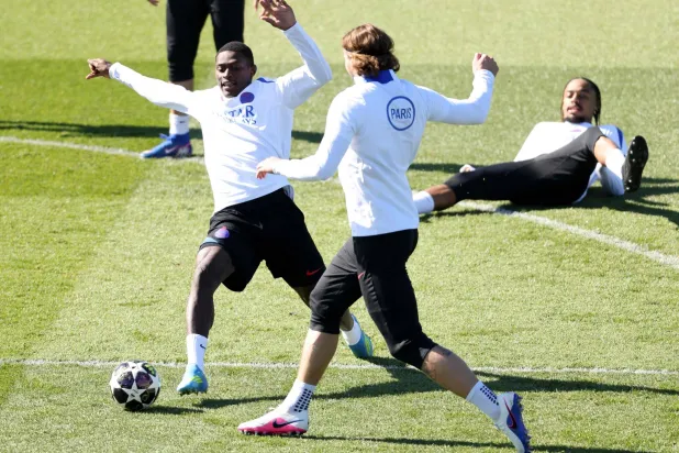 منديز وزابرني مدافعا سان جيرمان خلال الاعداد لمواجهة ليفربول (ا ف ب)