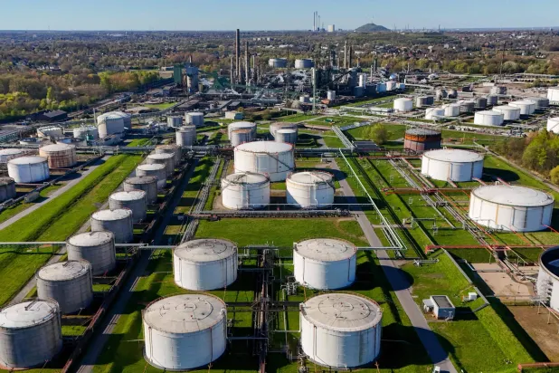 مستودع وقود غرب ألمانيا (أ.ف.ب)