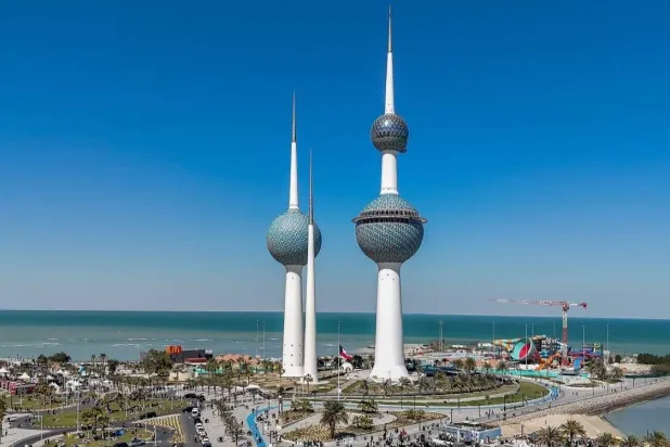 دعت وزارة الداخلية الكويتية المواطنين والمقيمين إلى ضرورة «البقاء في المنازل وتجنب الخروج إلا لحالات الضرورة القصوى» (كونا)