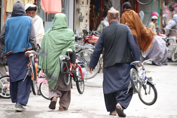 رجال يحملون دراجات أطفال مع ازدياد الطلب عليها نتيجة ارتفاع أسعار الوقود في كويتا... باكستان (إ.ب.أ)