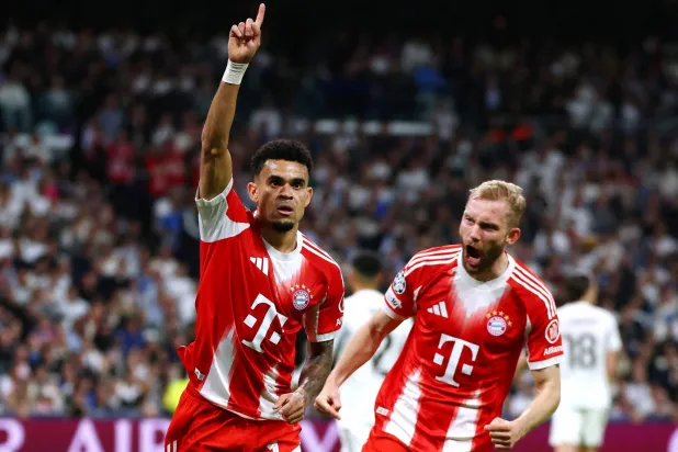 لويس دياز «يسار» يحتفل بهدفه في ريال مدريد (رويترز) 