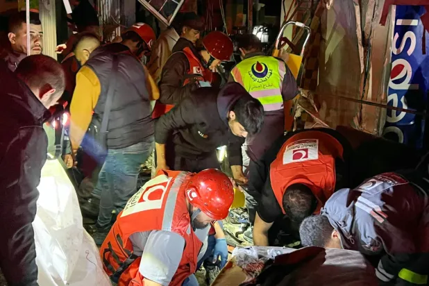 Güney Lübnan'ın Sayda kentine düzenlenen İsrail saldırısının olduğu yerde kurtarma ekipleri (AFP)