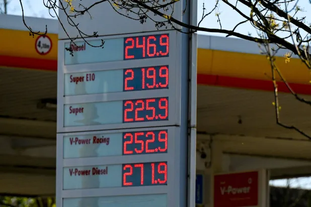 شاشة رقمية تعرض سعر البنزين في محطة وقود في دورتموند، غرب ألمانيا (أ.ف.ب)