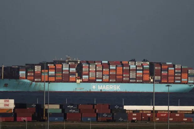 حاويات شحن على سفينة تابعة لمجموعة «ميرسك» في ميناء الجيسيراس بمحافظة قادس في جنوب إسبانيا (رويترز)