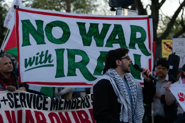 ناشطون يتظاهرون في حديقة لافاييت بالقرب من البيت الأبيض في واشنطن الثلاثاء رافضين الحرب على إيران (أ.ب)