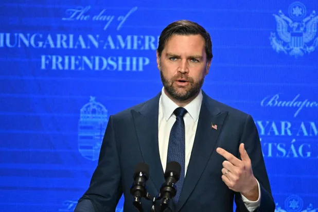 نائب الرئيس الأميركي جي دي فانس خلال مؤتمره الصحافي في هنغاريا الثلاثاء (أ.ف.ب)