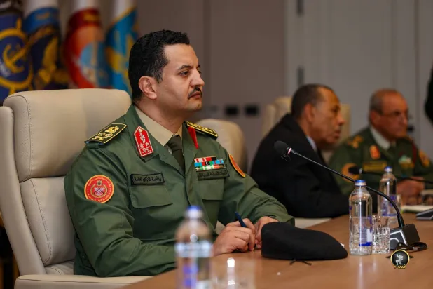 رئيس أركان الجيش الوطني الفريق أول خالد حفتر في اجتماع مع قادة عسكريين ليبيين (إعلام الجيش الوطني)