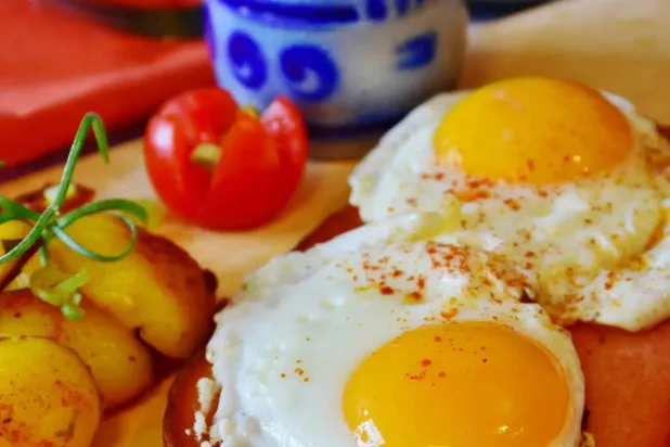 تشير بعض التجارب الشخصية إلى أن طعم بيض النعام مشابه لبيض الدجاج (بيكسباي)