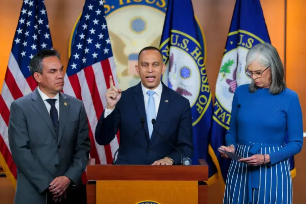 ABD Temsilciler Meclisi Demokrat Azınlık Lideri Hakeem Jeffries, 27 Mart 2026’da düzenlediği basın toplantısında (AFP)