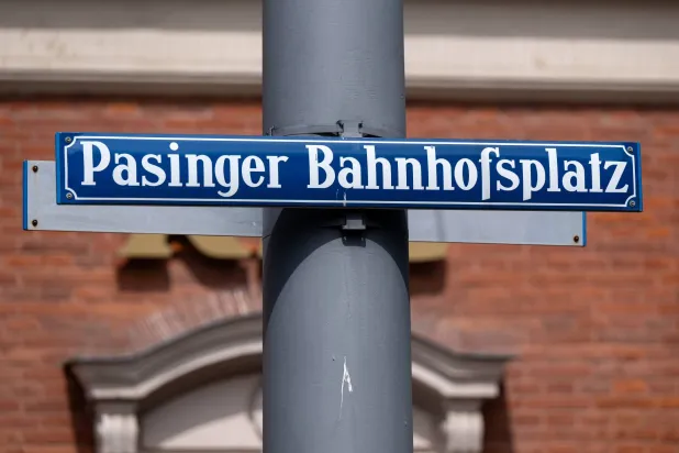 لافتة للمرور بساحة محطة القطار في ميونيخ (د.ب.أ)