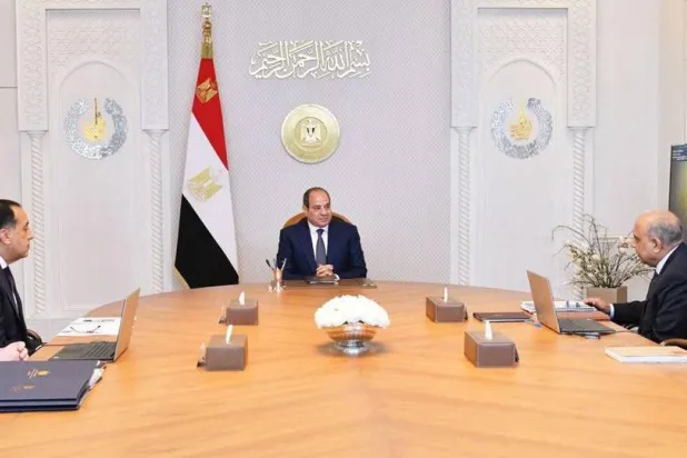 الرئيس المصري عبد الفتاح السيسي خلال اجتماعه مع رئيس الوزراء ووزيري البترول والكهرباء الأربعاء (الرئاسة)
