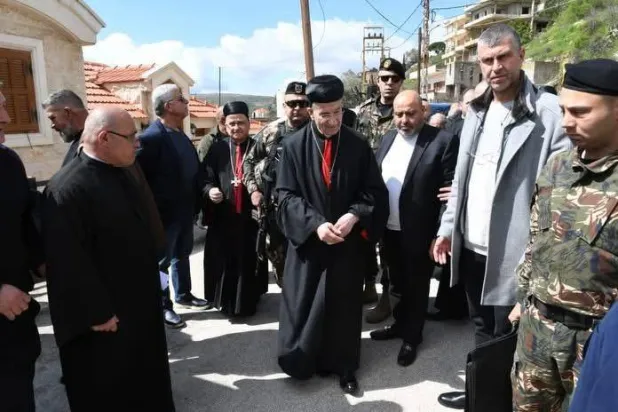 الراعي خلال جولته على القرى المسيحية في الجنوب (الوكالة الوطنية للإعلام)