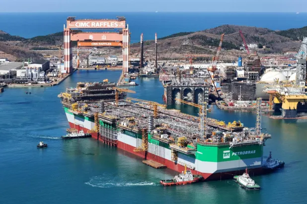 سفينة شحن عملاقة في ميناء يانتاي شرق الصين (أ.ف.ب)