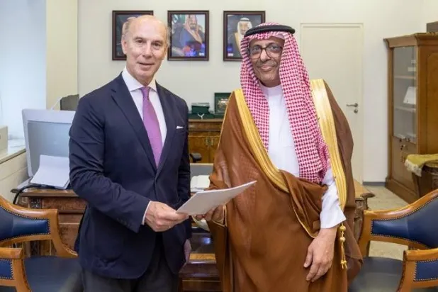 عبد الرحمن الرسي خلال تسلمه الرسالة من السفير خابيير ماريا في الرياض (الخارجية السعودية)