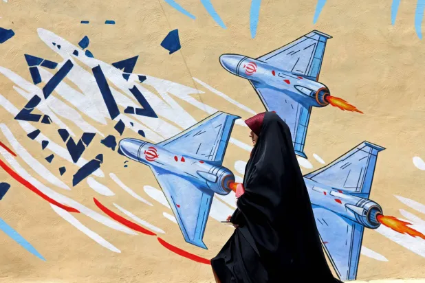 جدارية مناهضة للولايات المتحدة وإسرائيل في طهران (أ.ف.ب)