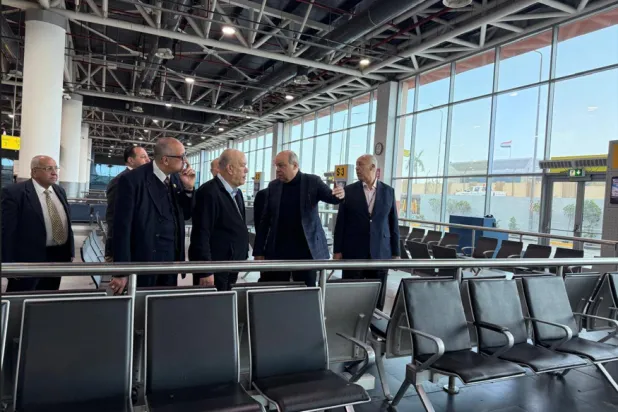 وزير الطيران المدني المصري خلال جولة تفقدية بمطار القاهرة الدولي الشهر الماضي (ميناء القاهرة الجوي)